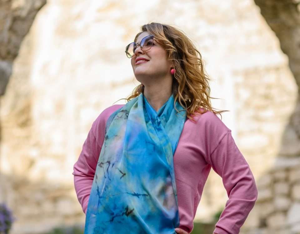 Ručno oslikana svilena marama kao personalizirani poklon za učiteljicu
