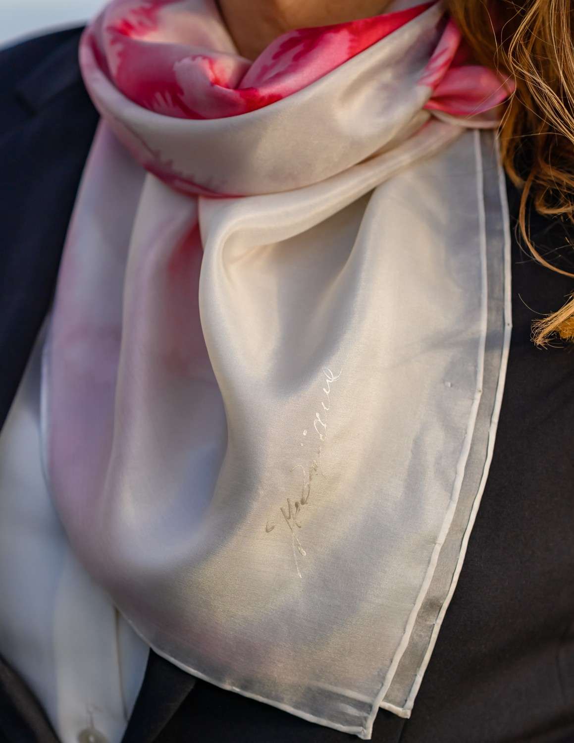 Personalizirana svilena marama s potpisom i inicijalima za učiteljicu